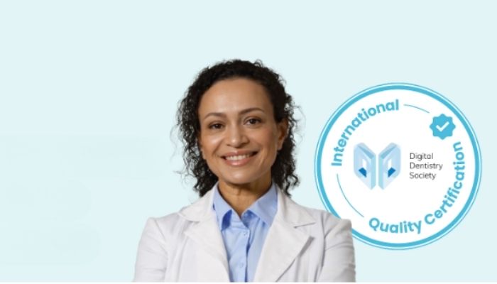 Doctora con el sello azul de la Digital Dentistry Society